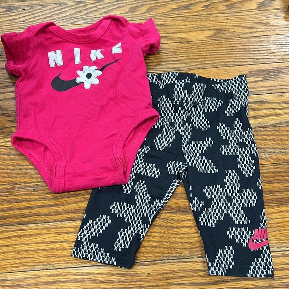 NIKE | Daisy hot pink bodysuit & blk/wht patterned leggings/yoga pants 2pc set - Picture 2 of 6